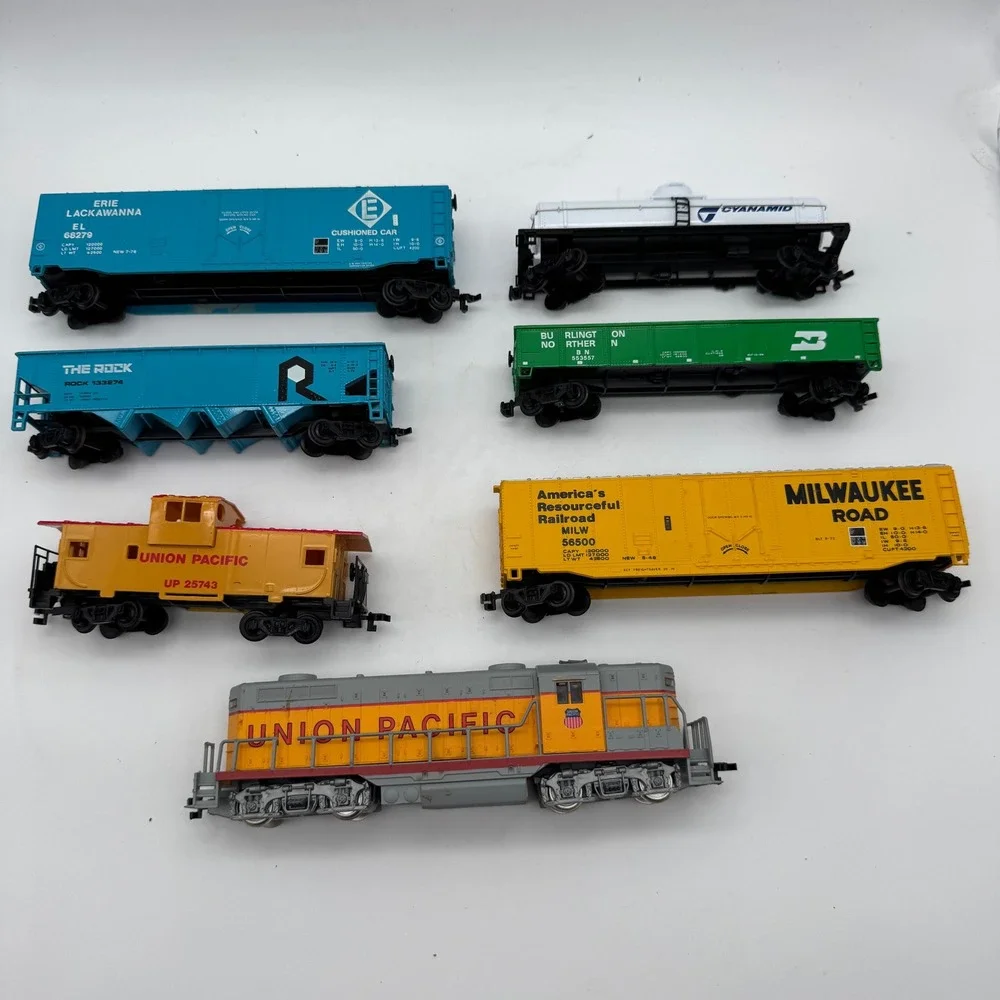 HO Scale Model Train Lot Union Pacific Diesel Locomotive Freight Cars 7pc Set